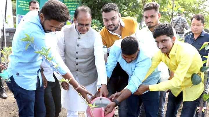 मुख्यमंत्री श्री चौहान के साथ पौधे लगा कर परिजन ने मनाया नौनिहालों का जन्म-दिवस